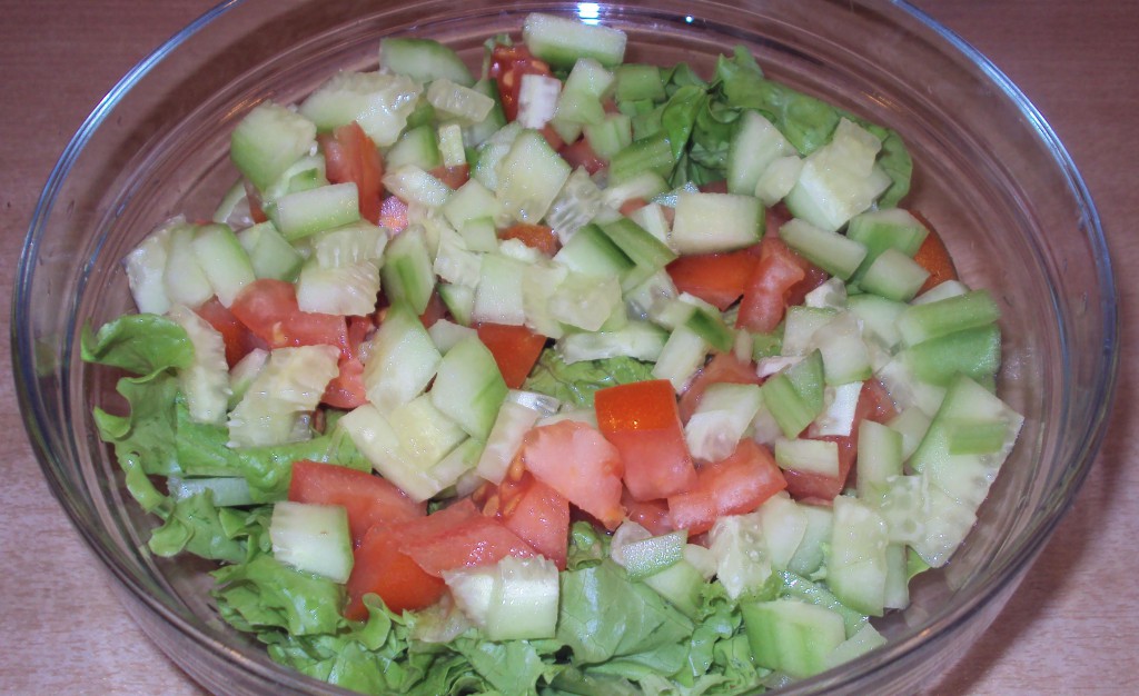вкусный салат с кусочками овощей