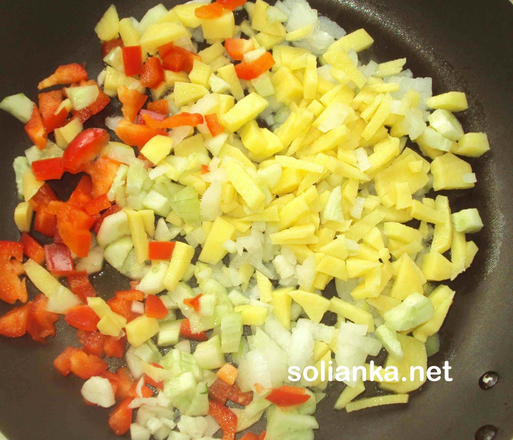 поджарить кусочки овощей