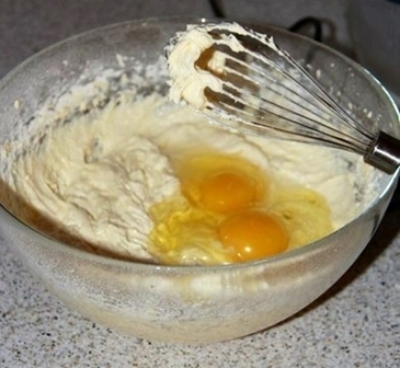 добавить яйца