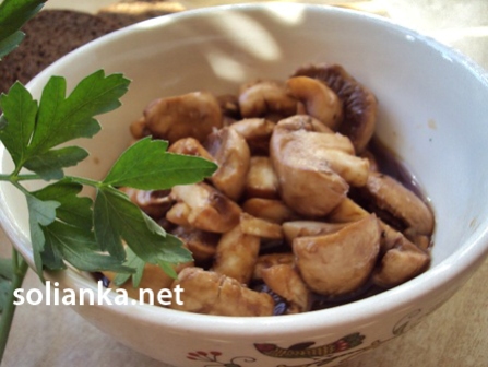 готовые маринованные грибы в тарелочке