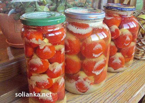 готовые помидоры с чесноком на зиму
