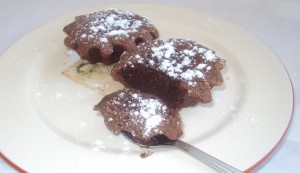 Шоколадное пирожное шоколад в шоколаде