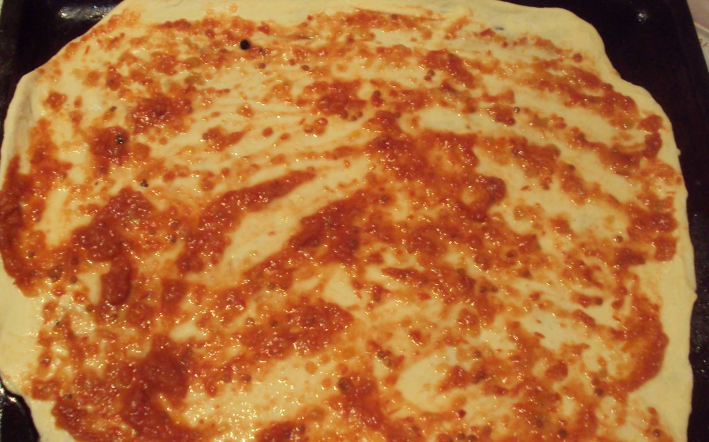 домашняя пицца с соусом