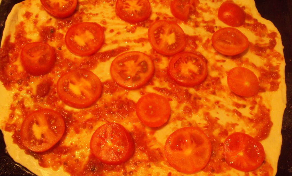 помидоры на пицце