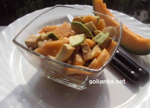Летний салат из дыни, авокадо и моцареллы