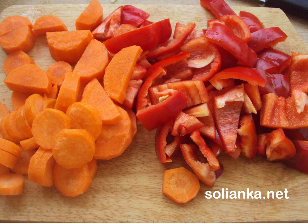 кусочки морковки и перца
