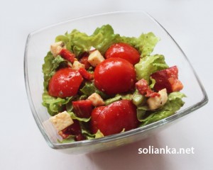 Простой салат с помидорами и моцареллой