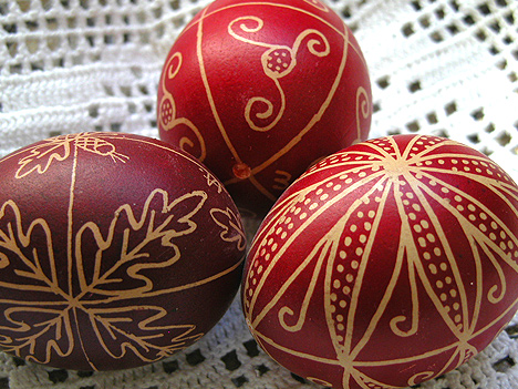 Роспись яиц воском