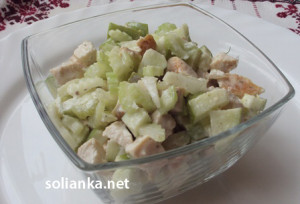 Салат из стеблей сельдерея с яблоком и курицей