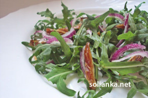 Красный маринованный лук в салате с руколой и финиками