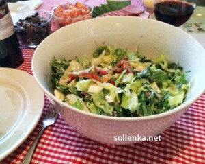 Новый салат с консервированным тунцом и мидиями
